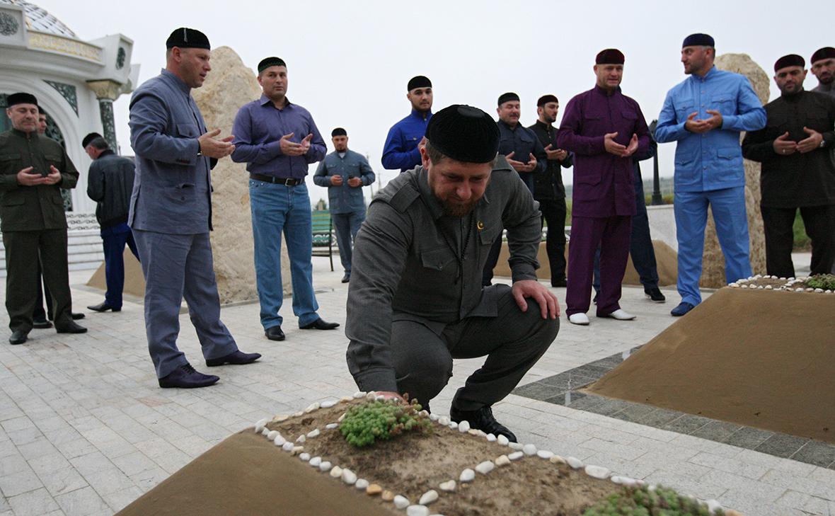 Рамзан Кадыров (на первом плане) у могилы отца Ахмата Кадырова в селе Центорой (Саид Царнаев / РИА Новости)