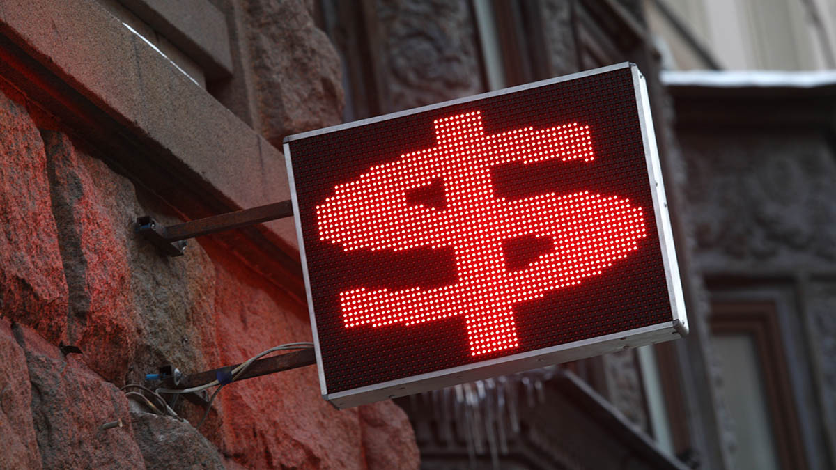 ЦБ РФ повысил официальный курс доллара почти на полрубля