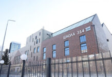 shkola 314 s unikalnoj arhitekturoj zamka nachala uchebnyj god v ekaterinburge-ekaterinburgu-ru-174366198500-0