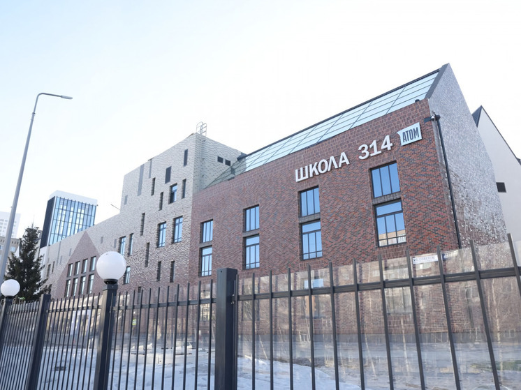 В Екатеринбурге открыли школу, похожую на замок с башней