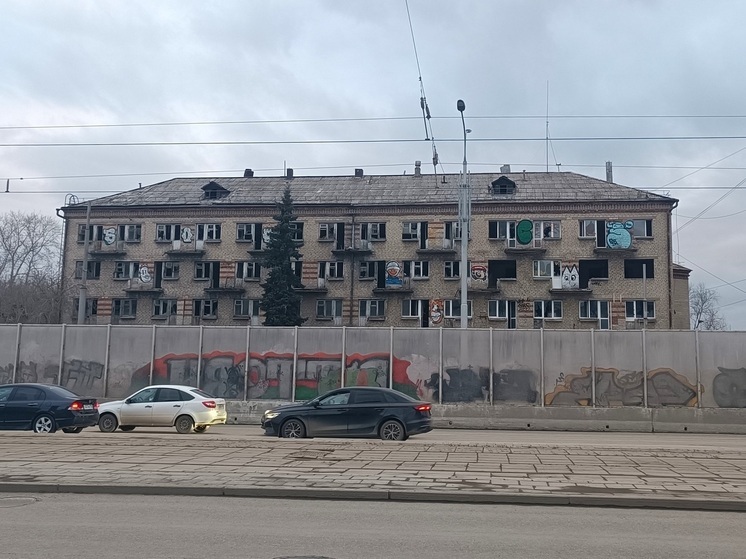 Около Макаровского моста в Екатеринбурге начали демонтаж пятиэтажки