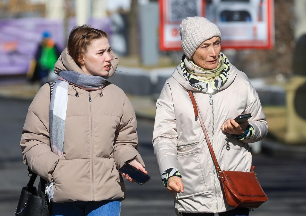 Люди в солнечную погоду гуляют на ВДНХ
