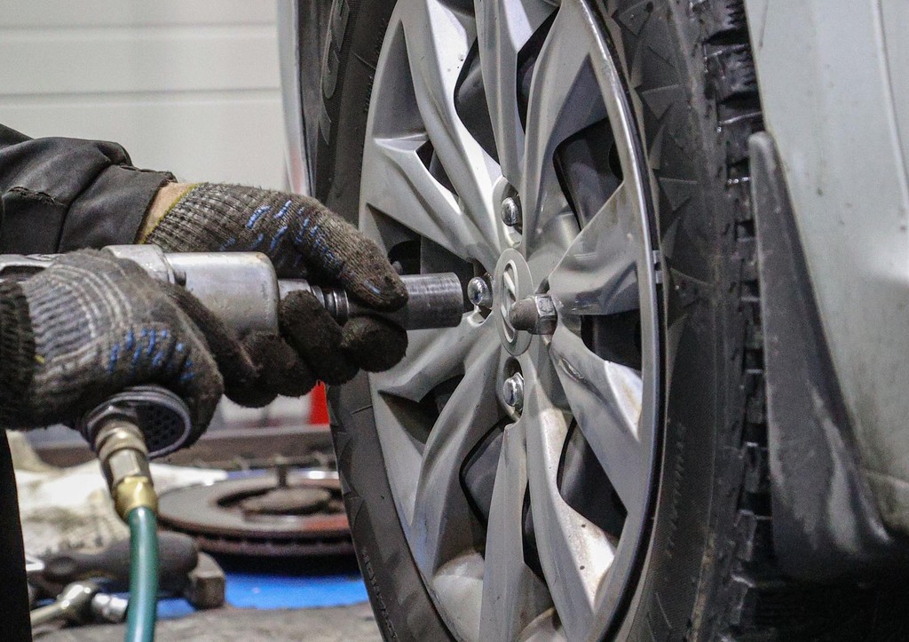 Автомобилистов призвали не ездить на летних шинах в снежную погоду