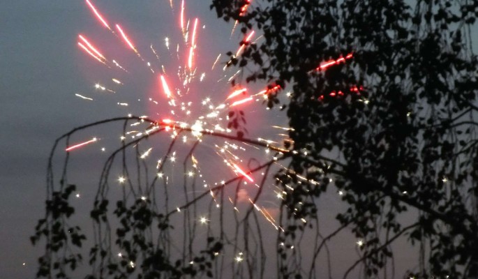 Что делать при повреждении авто новогодним фейерверком