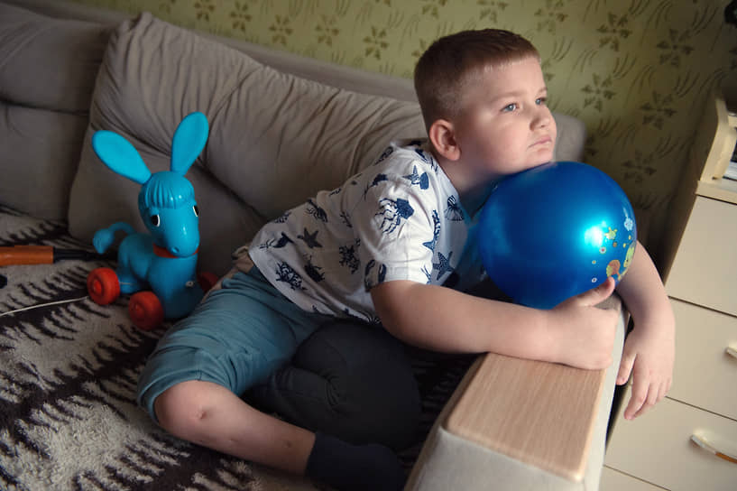 Разница в длине ног становится все больше. Врачи опасаются, что не за горами искривление позвоночника и инвалидное кресло