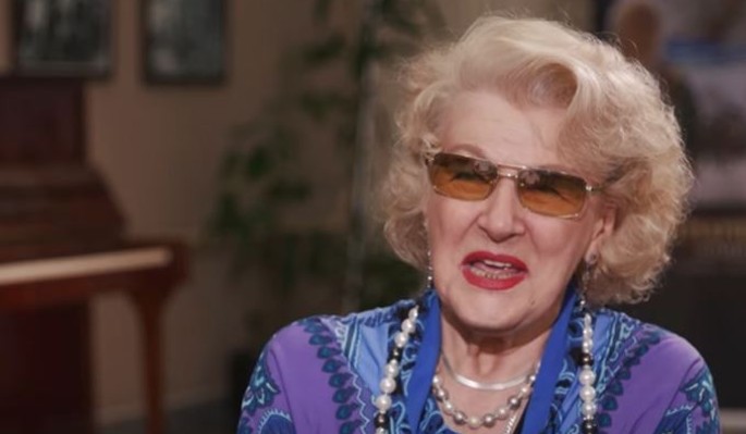 Могила уже давно: вечно молодая Дружинина вдруг оказалась на кладбище