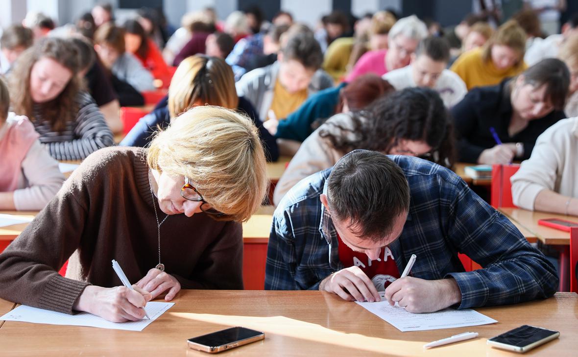 Участники акции  Тотальный диктант   2025  (Сергей Булкин / ТАСС)