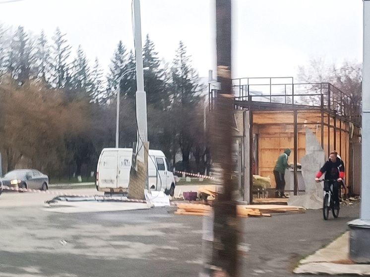 В Екатеринбурге начался демонтаж остановки «Академическая»