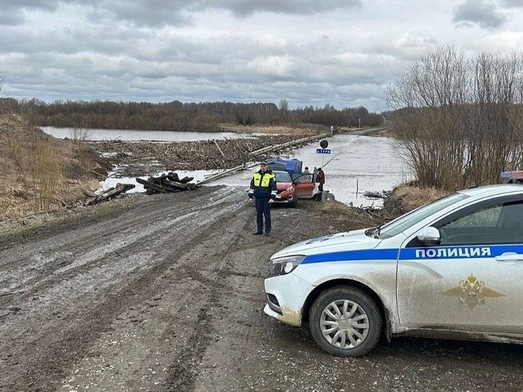 В Свердловской области перекрыли дорогу из-за паводка
