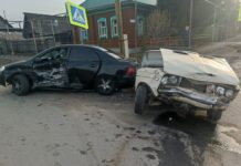 v talicze proizoshla avariya s uchastiem vaz2106 i tojoty korolla travmirovany dvoe vzroslyh i rebenok-ekaterinburgu-ru-174549334000-0