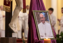 Ватикан изменил порядок рассадки на похоронах Папы Римского для Зеленского и супруги Месса в память об умершем папе Франциске в соборе непорочного зачатия пресвятой девы Марии в Москве