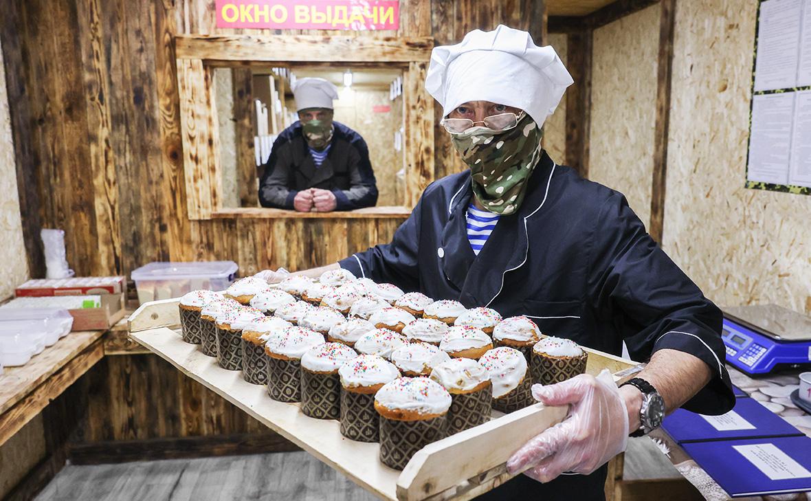 Повар с пасхальными куличами в полевой пекарне роты материального обеспечения ВДВ в составе группировки войск Днепр в зоне СВО (Алексей Коновалов / ТАСС)