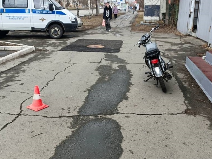 Байкер без прав сбил девочку на тротуаре в Кургане