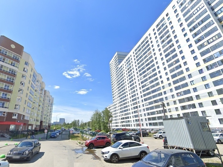 Посетитель ЖК «Меридиан» в Екатеринбурге разбил ногой стекло на входе