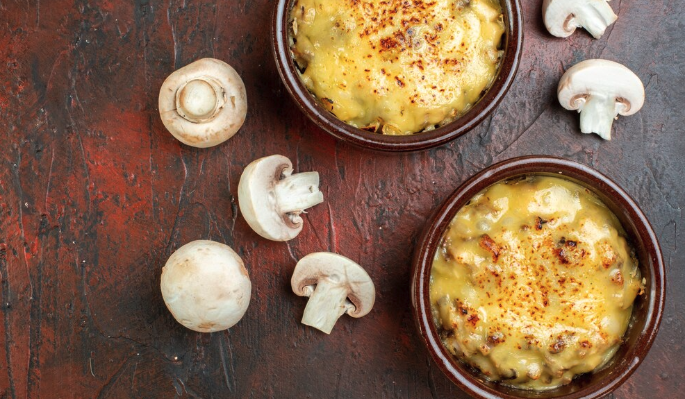 Жюльен с курицей, грибами и сыром: рецепт для приятного вечера с близкими