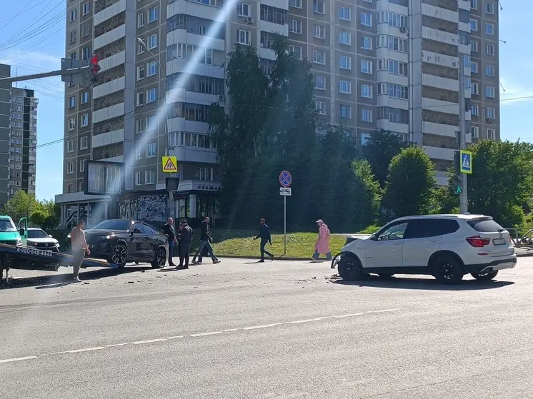 Черный и белый BMW столкнулись в центре Екатеринбурга