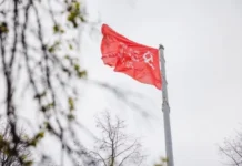 aleksej orlov i zhiteli ekaterinburga torzhestvenno podnyali kopiyu znameni pobedy-ekaterinburgu-ru-174645497400-0