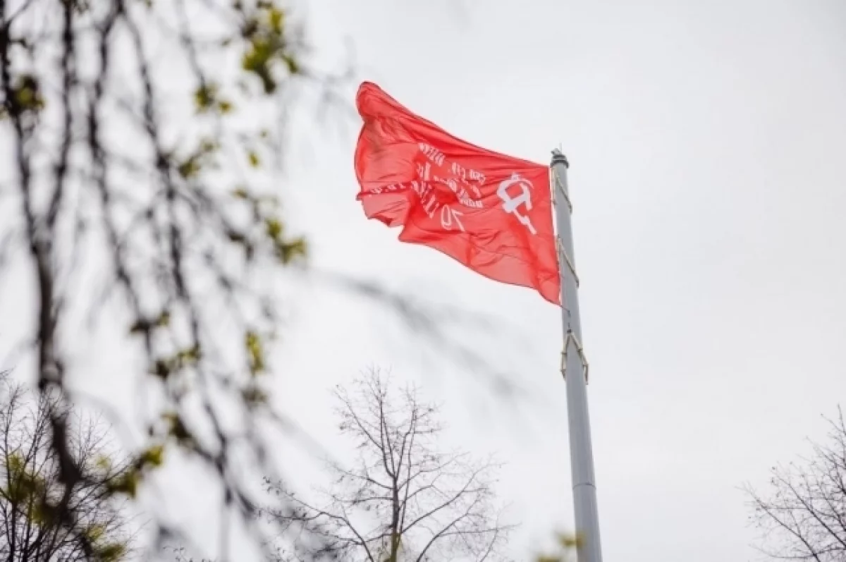 Алексей Орлов и жители Екатеринбурга торжественно подняли копию Знамени Победы-0