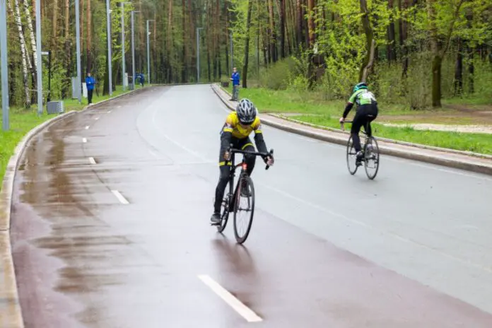 Алексей Вихарев и «Единая Россия» поддержали велогонки в Шарташском парке Екатеринбурга-0