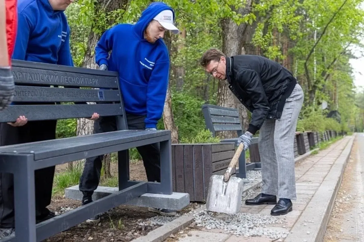 Алексея Вихарева и жителей Екатеринбурга объединяет преображение Шарташского лесопарка с помощью "Единой России"-0