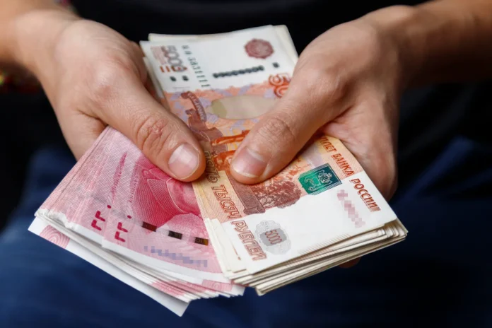 andrej barhota rasskazal rossiyanam kak vygodno vezti dollar yuan i rubl za graniczu-ekaterinburgu-ru-174763499700-0