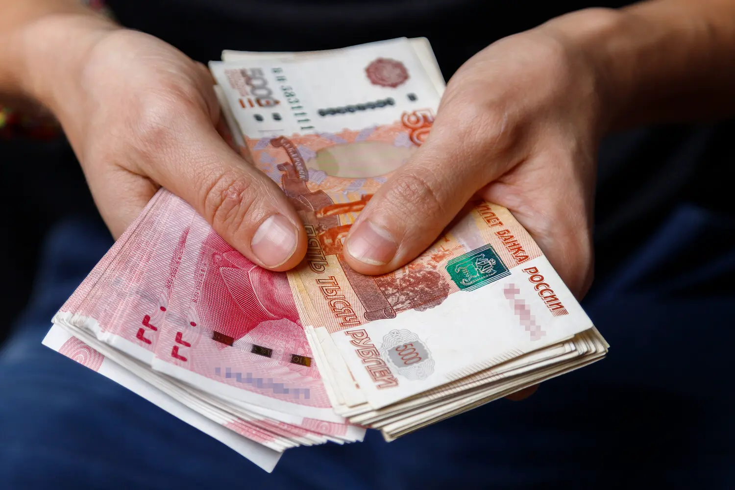 Андрей Бархота рассказал россиянам, как выгодно везти доллар, юань и рубль за границу-0