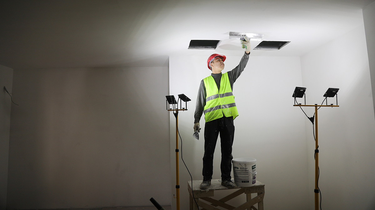 «Могут накапливаться в организме»: эксперт рассказал об опасности жизни в новостройке