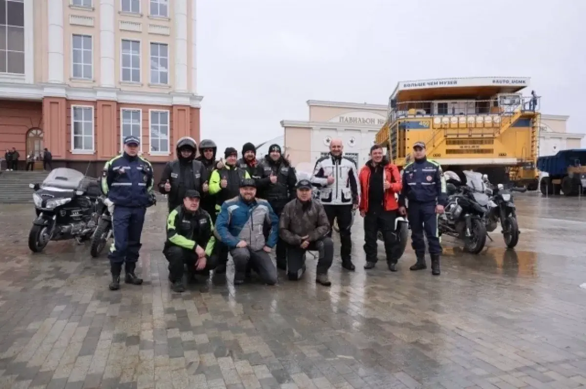 Артём Жога и байкеры Свердловской области почтили героев Великой Победы-0