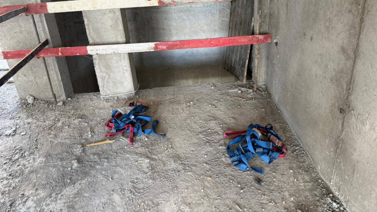 Двое рабочих погибли при падении с высоты на стройке в Новой Москве