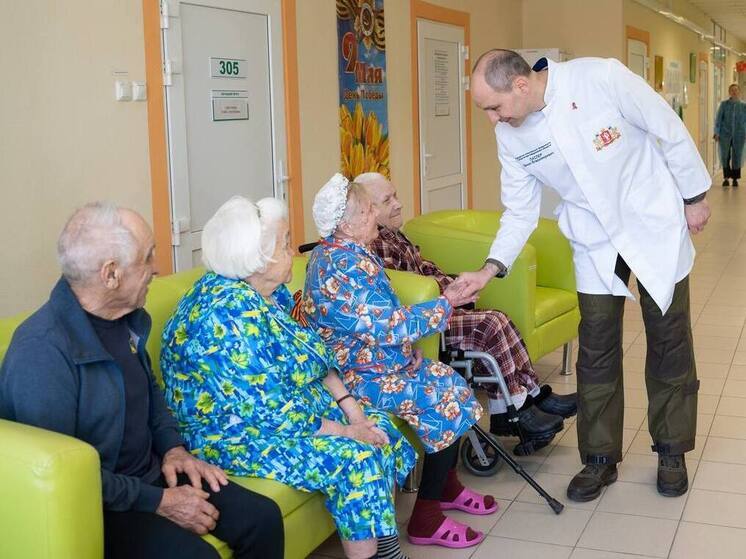 Денис Паслер посадил ели у госпиталя ветеранов и поздравил пациентов