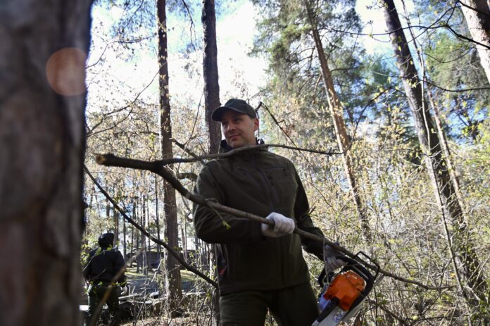 Денис Паслер и Екатеринбург провели субботник, объединив Свердловскую область-0