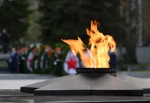 denis pasler i lyudmila babushkina pochtiili geroev u shirokorechenskogo memoriala-ekaterinburgu-ru-174678329500-0