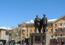 Денис Паслер и семья Гарнухиных открыли обновленный Вечный огонь в Ревде denis pasler i semya garnuhinyh otkryli obnovlennyj vechnyj ogon v revde-ekaterinburgu-ru-174661690700-0