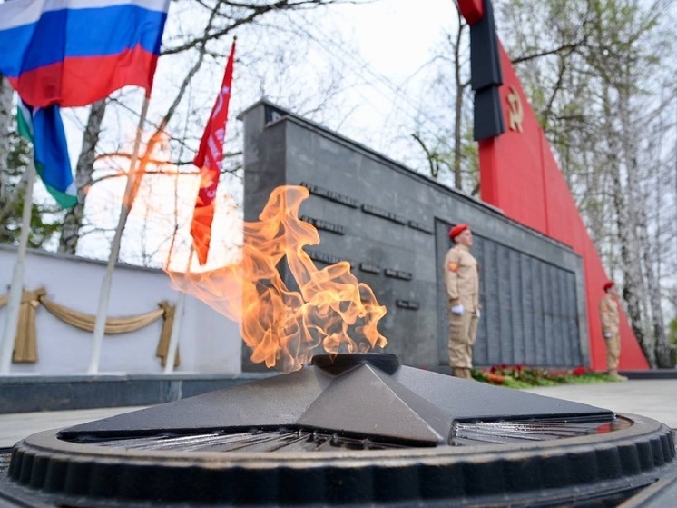 В Среднеуральске одновременно с 80 мемориалами России зажгли Вечный огонь