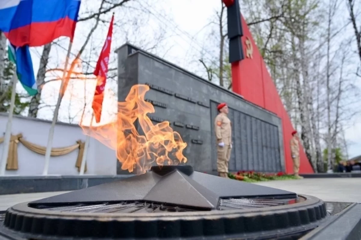 Денис Паслер зажёг Вечный огонь памяти в Среднеуральске в День Победы-0