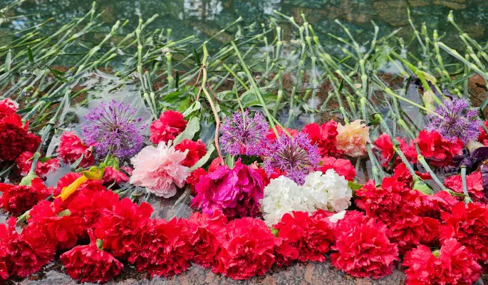 Люди несут цветы к дому Дмитрия Нагиева в центре Москвы