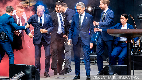 В премьеров Польши и Нидерландов бросили дымовую шашку