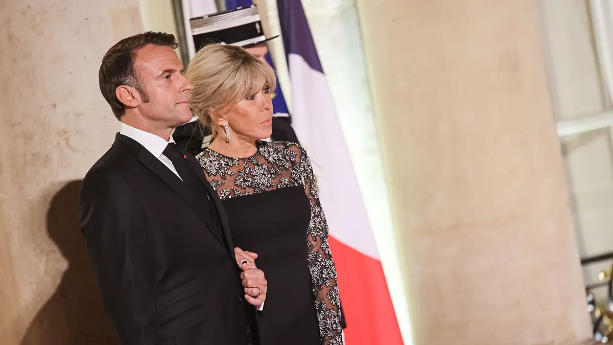 «Они слуги народа»: эксперт по этикету — о пощечине Макрону от жены