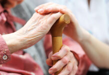 Этель Катерхэм и Фрэнк Честер делятся секретами долголетия SeniorWomanWithHerCaregiverAtHome