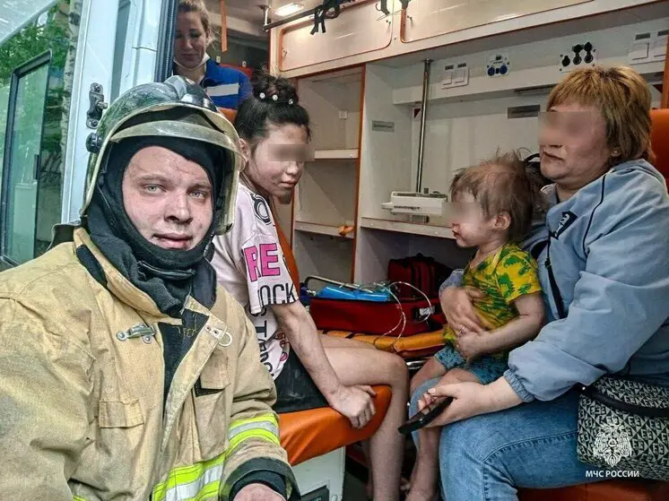 Спасли детей, которые прятались от пожара на балконе пятиэтажки в Кургане