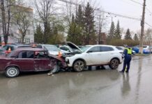 ГАИ оперативно на месте ДТП с ВАЗ, Ладой Гранта и Рено в Нижнем Тагиле gai operativno na meste dtp s vaz ladoj granta i reno v nizhnem tagile-ekaterinburgu-ru-174650454900-0