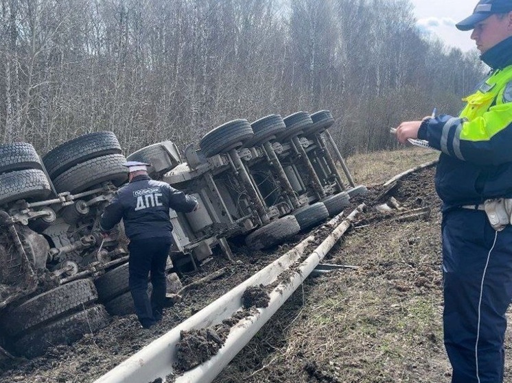 Тюменский тракт временно перекрыли из-за вылетевшей в кювет фуры