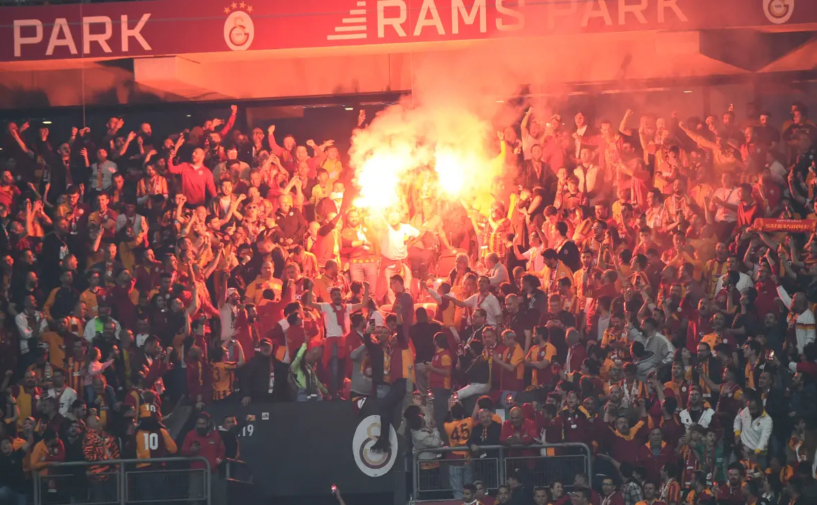 Фанаты  Галатасарая  (imago / Global Look Press)