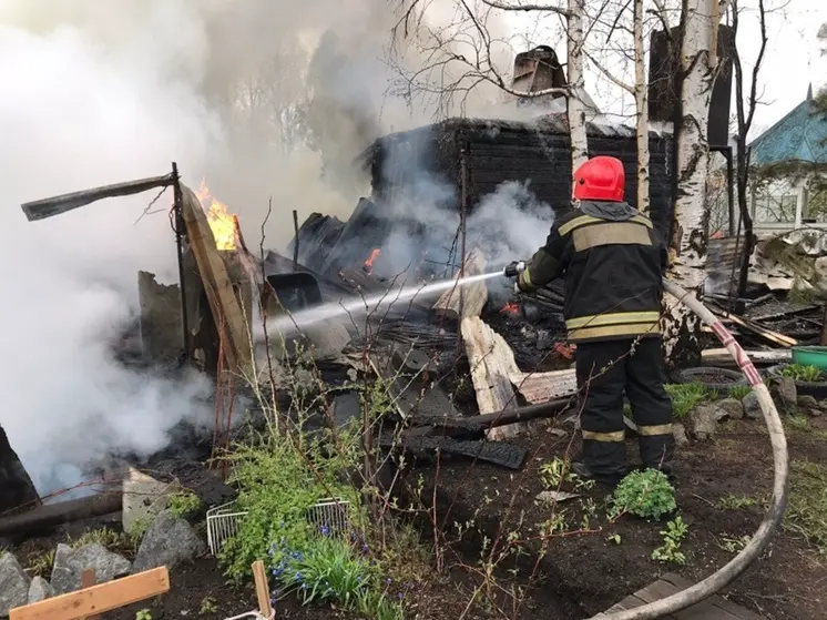 В свердловском поселке при пожаре в садовом доме погиб человек