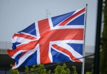 i najdzhel faradzh vystupayut za zapret ukrainskih flagov-ekaterinburgu-ru-174647274600-0