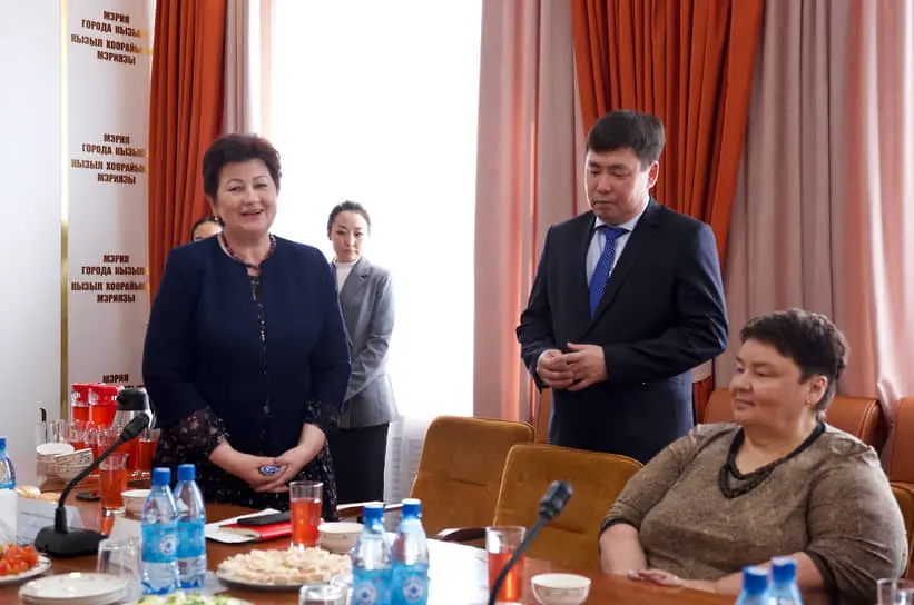 Председатель депутатского собрания Кызыла Ирина Казанцева (слева) и руководитель городской администрации Карим Сагаан-оол