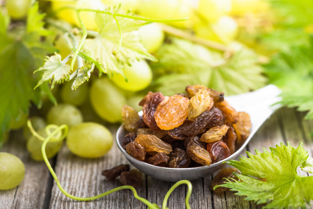 Изюм в деревянной миске