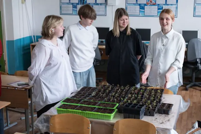 Качканар расцветает благодаря Аллее арок от ЕВРАЗ и Валериановской школы к юбилею Победы-0