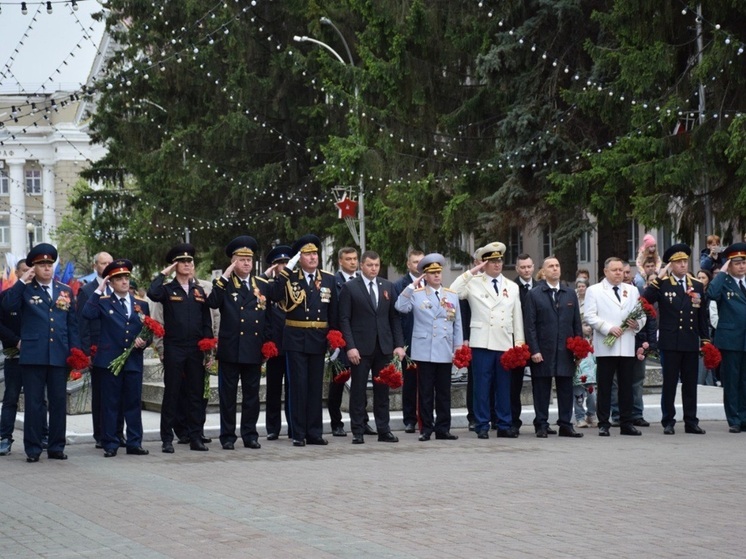 В Кургане возложили цветы к Вечному огню