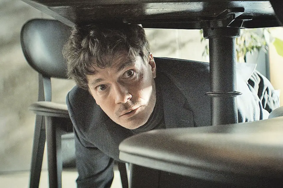 Максим Матвеев сыграл сразу двух персонажей, которые по неизвестным причинам похожи как две капли воды. Фото: Кадр из сериала «Чужие деньги»